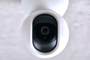 離れて暮らす家族も安心！「見守りロボット」でできることと選び方